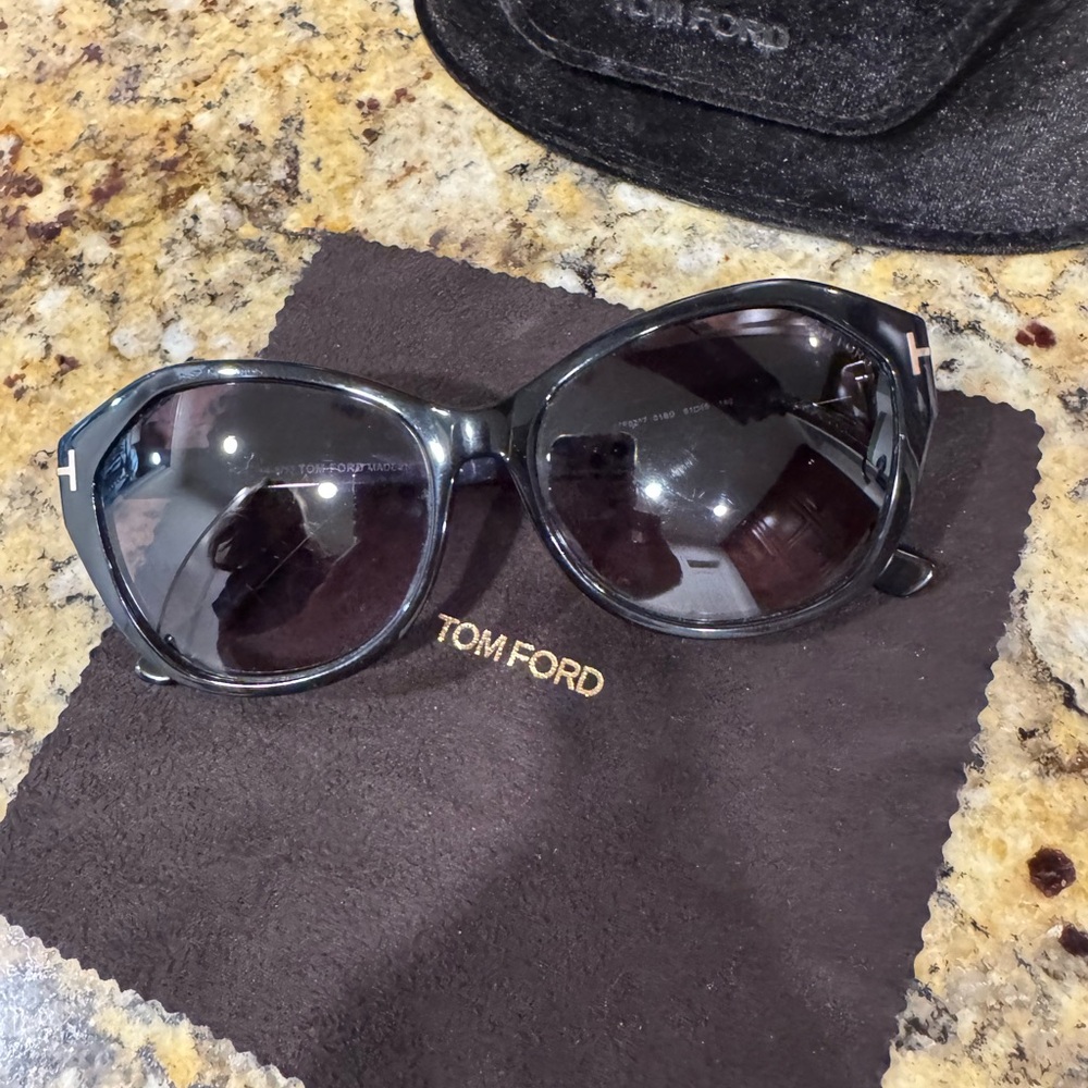 Tom Ford sunglasses. Great used condition. - Picture 2 of 6